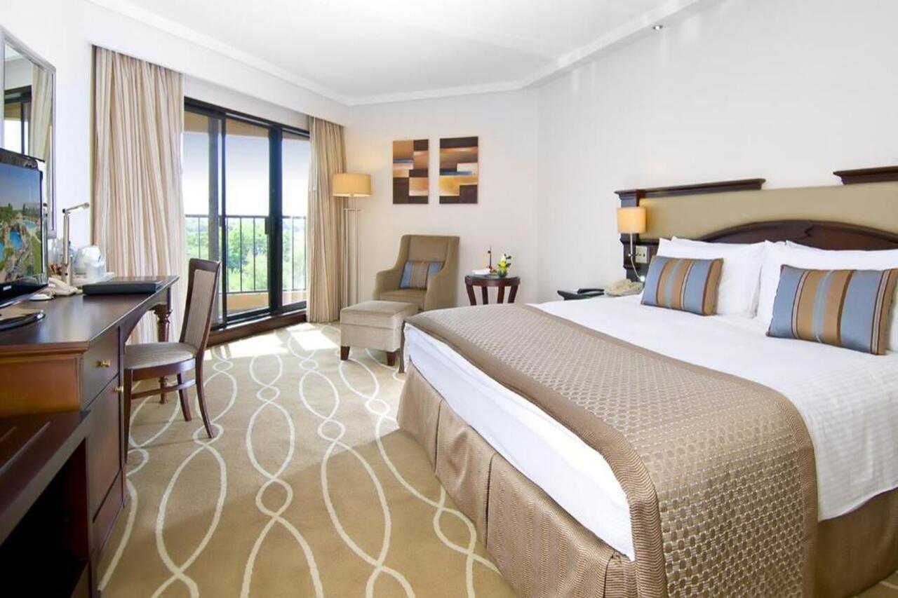 Danat Al Ain Resort Экстерьер фото A room at the Jumeirah Creekside
