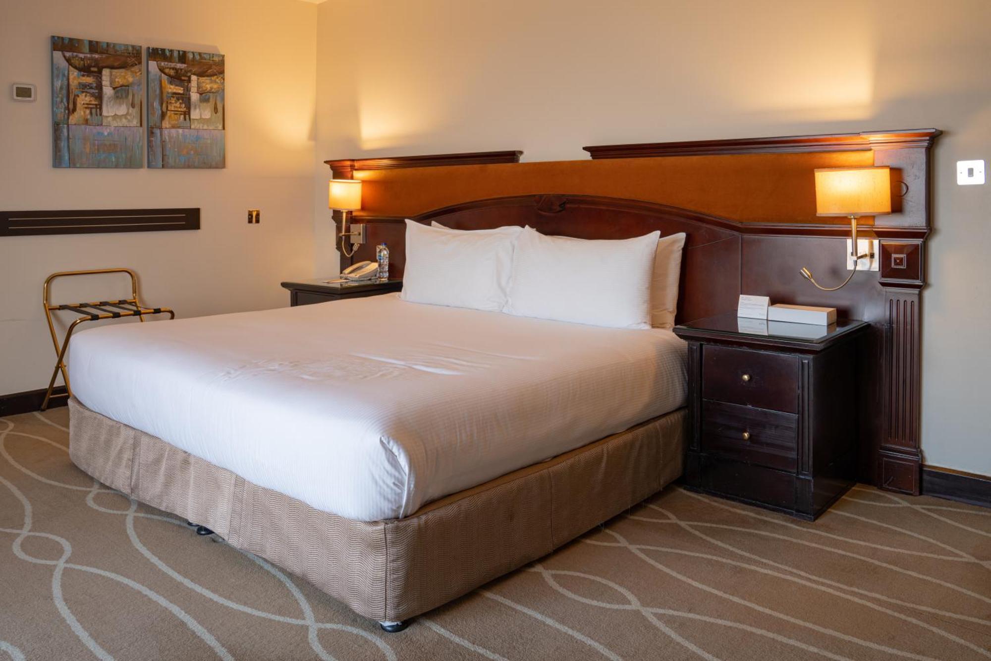 Danat Al Ain Resort Экстерьер фото A bedroom at the hotel
