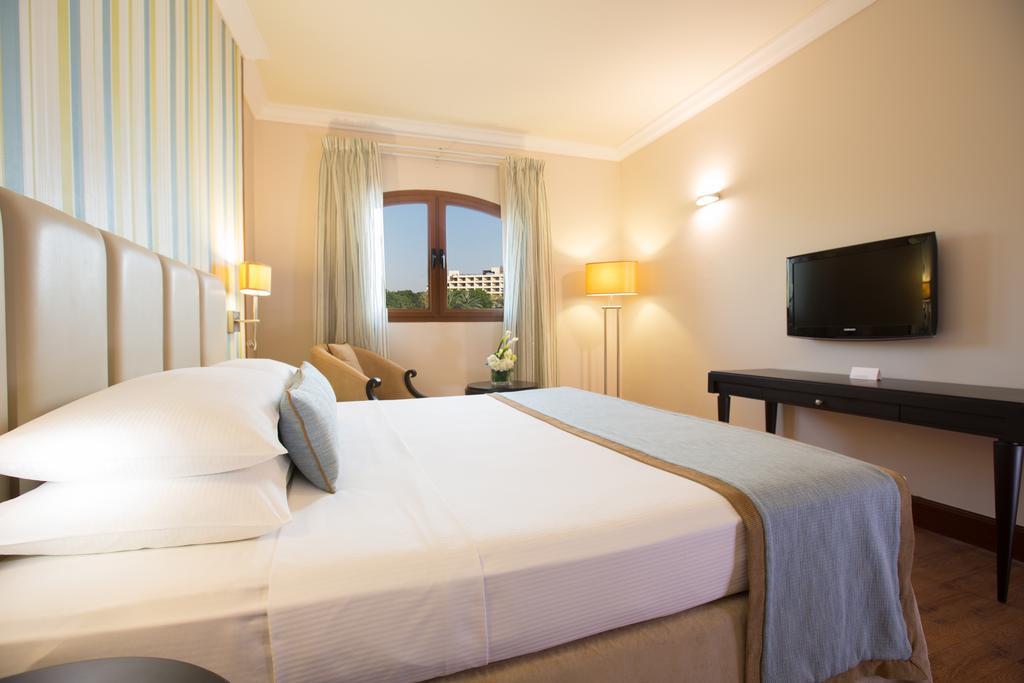 Danat Al Ain Resort Экстерьер фото A room at the hotel