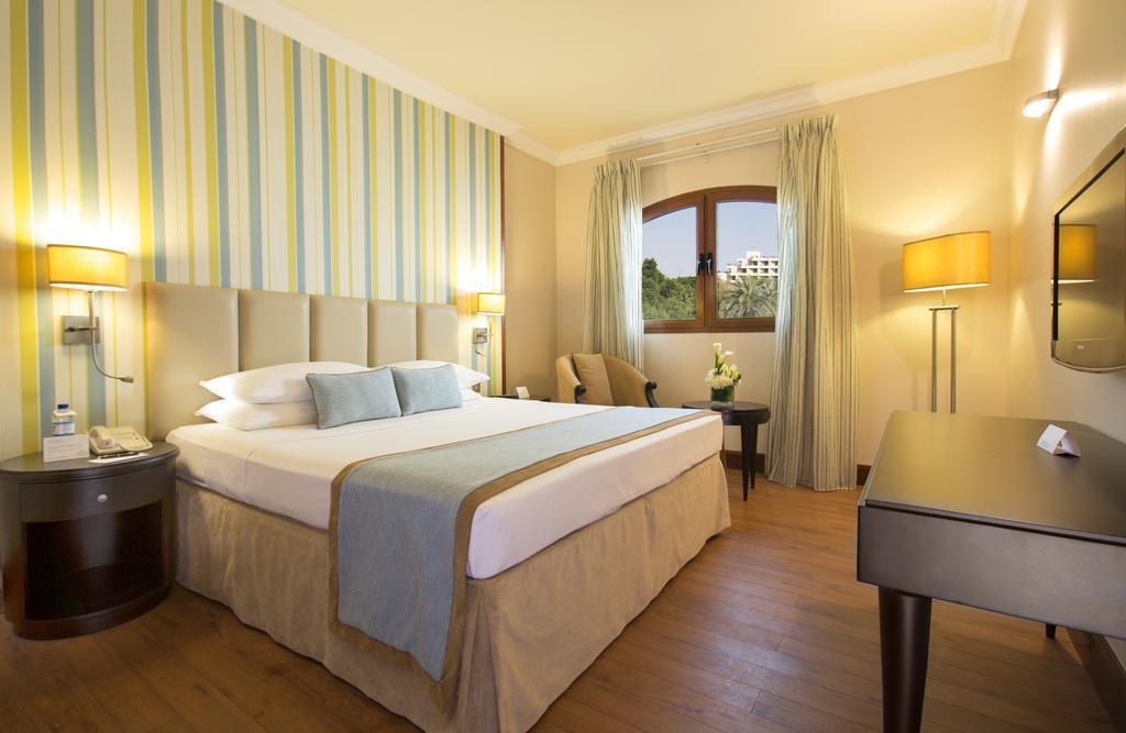 Danat Al Ain Resort Экстерьер фото A room at the hotel