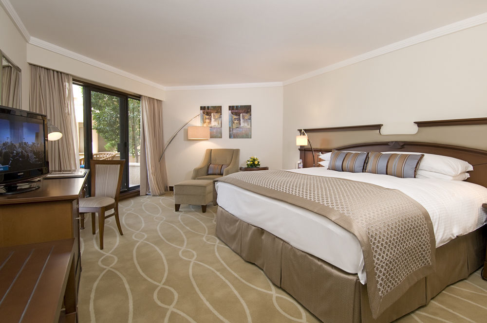 Danat Al Ain Resort Экстерьер фото A guest room at the Four Seasons Hotel